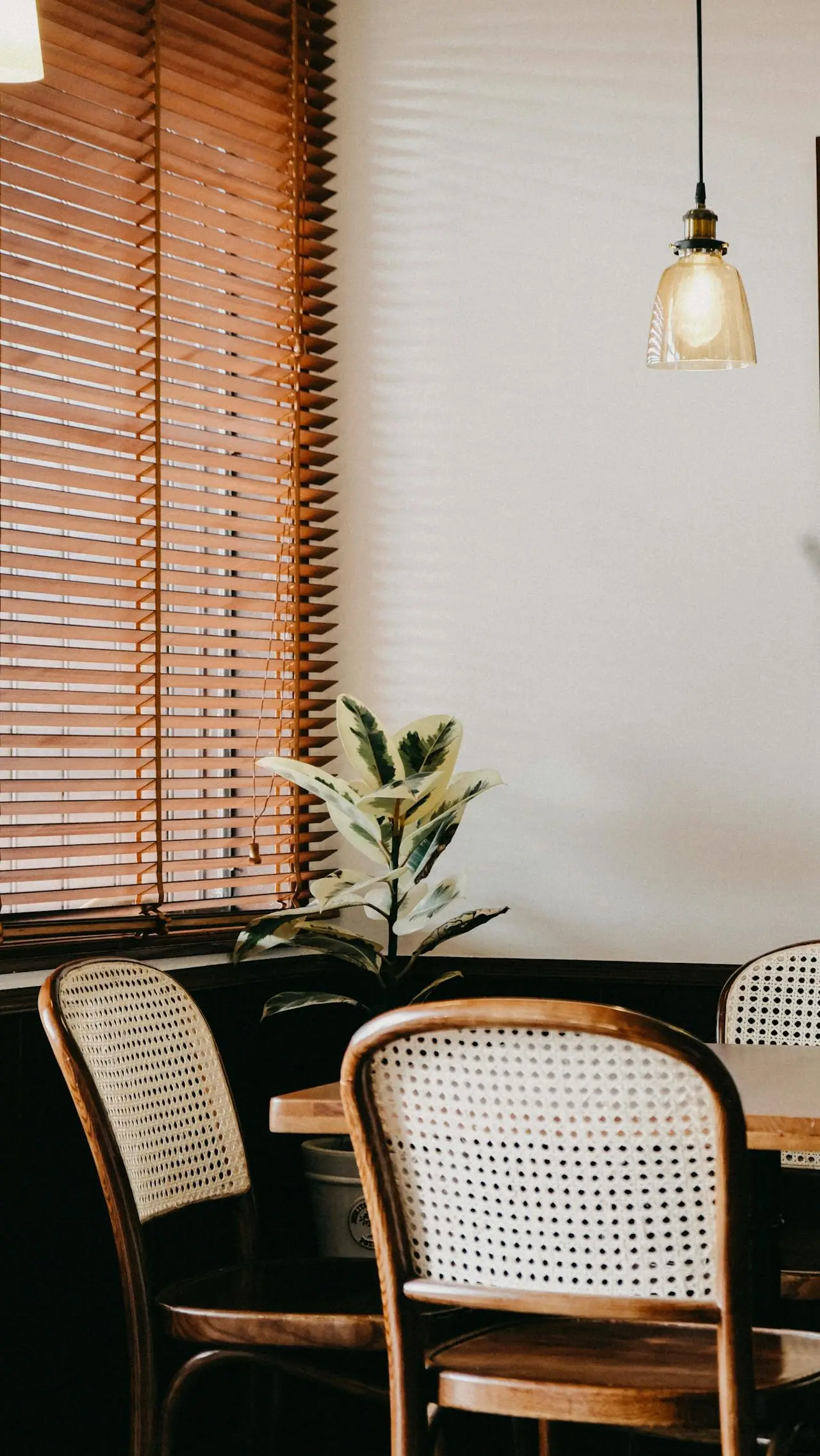 Żaluzje drewniane (25 mm, 50 mm) — realizacja